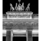 "Brandenburger Tor", darunter ein Kalender mit den Tagen 1 bis 30, darüber die Quadriga.