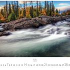 "Herbst in Lappland", Kalender für November. Fluss fließt über Felsen, umgeben von herbstlich gefärbten Bäumen.