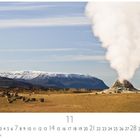 Namaskard Hverarönd. Casares Edition. Ein Geysir stößt weißen Dampf aus, im Hintergrund ein schneebedecktes Gebirge.