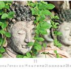 Eine Buddha-Statue mit geschlossenen Augen, umrankt von grünen Blättern. Darunter Kalendertage und die Zahl 11.