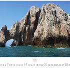 "Cabo San Lucas" und "CASARES EDITION" stehen unterhalb einer Felsformation im Meer mit blauem Himmel.