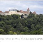 „Coburg, Festung Coburg“ und Kalenderzahlen 1-30. Die Festung thront eindrucksvoll über einem grünen Wald.