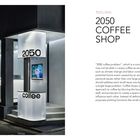Rechts steht groß „2050 COFFEE SHOP“. Links eine moderne Café-Fassade mit hellem Licht und schlichter Einrichtung.