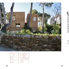 "Located on the Mediterranean coast near Marseille... SOCIAL CHALLENGES." Ein modernes Holzhaus hinter einer Steinmauer.