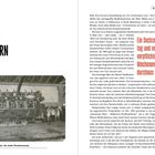 "Die Bim Was Born" in schwarz. Rot: "Ein Sechzehnstundentag und volle Arbeitsverpflichtung am Wochenende galten durchaus als Regelfall." Im unteren Bild: "Ein Grund zur Abschiedsfeier: die letzte Pferdetramway." Ein Schwarzweißfoto von einer historische Pferdetramway mit Blumenschmuck, umgeben von Menschen und einem Pferd. Links detaillierter Text über die Geschichte der Wiener Straßenbahnen.