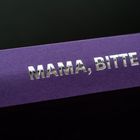 Silberner Text auf violettem Hintergrund: "MAMA, BITTE LERN". Elegant und schlicht.