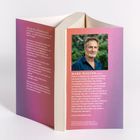 Ein offenes Buch mit einem Porträt und Text auf der Rückseite über Mark Wolynn und seine Arbeit zu Familientraumata.