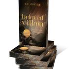 Text: "D.C. Odesza, beloved villain, You can't run from me, ENGLISH EDITION by everlove." Drei Bücherstapel mit dunklem Design.