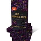 Auf einem Bücherstapel steht "The Annihilator", darunter "Du bist seine Bestimmung". Dunkles Blumendesign mit lila/gold.