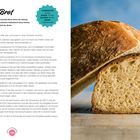 "No-Knead-Brot. Nichts geht über ein ofenfrisches, hausgemachtes Brot!" Links Textanleitung, rechts ein Laib mit goldbrauner Kruste.