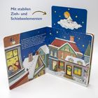 "Mit stabilen Zieh- und Schiebeelementen." Ein Kinderbuch mit winterlichen Hausillustrationen und einem Engel auf einer Wolke.