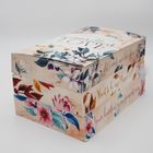 Box mit floralen Mustern und Texten: "Let's write our love story", "Want to be my happy?", "Your heartbeat is my favorite song".