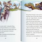 Illustration: Ein Dinosaurier hängt in einem Riss. Andere Dinosaurier stehen besorgt darüber und besprechen eine Rettung.
