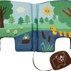 Illustration einer Waldszene: Hase, Frösche, Enten im Fluss, Bäume, Sonne, Blumen, lachender Fisch und ein brauner Bär auf Stoff.