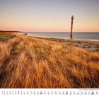 11, November 2023. Ostsee, Landschaft mit Leuchtturm und Strandgras bei Sonnenuntergang.