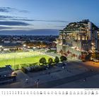 Kalender: November 2023, Deutschland, Hamburg, St. Pauli. Abendliche Stadtansicht mit beleuchtetem Fußballplatz und Gebäude.