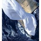 UKR 11. Ein Segelboot in Bewegung, das Wasser spritzt lebhaft um den Rumpf.