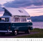 Ein blauer Campervan steht am Ufer bei Sonnenuntergang. Unten Kalender, Monat 11.