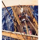 Kalenderdaten unten: "11", Tage 1 bis 30. Ansicht einer Schiffskonstruktion auf offenem Meer von oben.