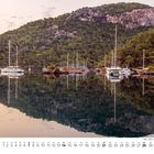 "11", "Törkei - Fethiye - Majka - Göcek". Yachten auf ruhigem Wasser, bewaldete Hügel im Hintergrund. Kalenderansicht.