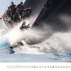 11, Novemberkalender, Segelboot in wildem Wasser, Crew in Aktion, Gischt spritzt, dynamische Szene mit viel Bewegung.