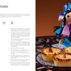 KOKOS-TÖRTCHEN Rezept, Zutaten: Milch, Zucker, Eigelb, Kokosraspeln, Wasser, Mandeln. Puppe in traditioneller Kleidung, Törtchen.