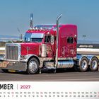 Kalender mit "NOVEMBER 2027". Ein glänzender, roter Lastwagen auf einer Rennstrecke bei klarem Himmel.