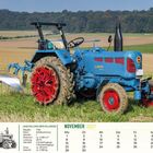 LANZ BULLDOG 28ER VOLLIESEL. November 2027 Kalenderblatt mit blauem Traktor auf einem Feld. Kalendertext unten.