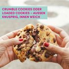 Text: "CRUMBLE COOKIES ODER LOADED COOKIES – AUSSEN KNUSPRIG, INNEN WEICH". Hände brechen einen Cookie mit Schokofüllung.