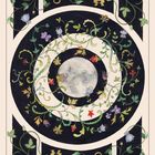 Ein kreisförmiges, dekoratives Muster mit Schlüssel, Blumenranken und einem Vollmond in der Mitte.