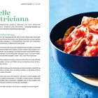 Tagliatelle all’Amatriciana Rezept, Zutatenliste und Zubereitungshinweise mit Bild von Pasta in Tomatensauce.