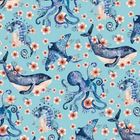 Keine Texte vorhanden. Muster mit Meeresmotiven: Oktopusse, Wale, Seepferdchen und Blumen in Blau und Rosa auf hellblauem Hintergrund.