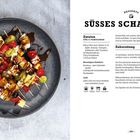 "Süßes Schaschlik" Rezept mit Zubereitung, Obst, Marshmallows, Schokolade. Links gegrillte Fruchtspieße mit Schokosauce auf Teller.