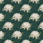 Illustration: Wiederholtes Muster weißer Chrysanthemen mit grünen Blättern auf dunkelgrünem Hintergrund.