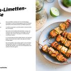 Lachs-Limetten-Spieße Rezept mit Zutaten und Zubereitung. Foto mit gebratenen Spießen, Limetten, Fenchelsamen.