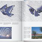 Zwei Mosaiktauben oben; Text beschreibt ihr Design. Unten zwei Fotos: moderne Architektur und Olivenbäume.