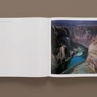 Text: "Horseshoe Bend, Zion, und Deep Creek". Auf der rechten Seite ein Foto einer tiefen Schlucht mit einem Fluss.