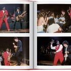 Seite 218 und 219. Vier Konzertfotos. Ein Musiker im roten Anzug spielt Saxofon, begleitet von einem Gitarristen.