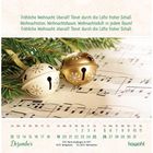 Ein Liedtext beginnt mit „Fröhliche Weihnacht überall!“ Zwei Glöckchen auf Tannenzweig über Notenblatt und Dezemberkalender.