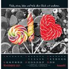 "Fühle, atme, lebe und teile dein Glück mit anderen."  
November 2027 Kalender mit bunten Lollipops und Süßigkeiten.