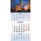 Ein Kalender mit einem Bild: Eine Laterne und Dekoration auf einem Holztisch. Zitat: „Wenn auch alle Lichter der Welt erlöschen...“.