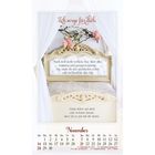 "Ich sorge für dich." Ein Bett mit Blumenornamenten. Monatskalender: November mit Text zu besonderen Tagen.