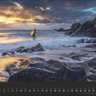 Text: "1 2 3 4 5 6 7 8 9 10 11 12 13 14 15 16 17 18 19 20 21 22 23 24 25 26 27 28 29 30 31 11"

Beschreibung: Eine Küstenlandschaft bei Sonnenaufgang mit dramatischen Wolken und Felsen im Wasser.