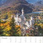Kalenderblatt mit Monat November. Schloss Neuschwanstein umgeben von Herbstwald, Berge und See im Hintergrund.