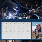 Kalender mit November 2022. Mehrere Szenen mit Menschen in dunklen Gewändern in einem Schatzraum voller Trophäen.