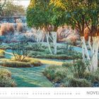 "November" und Kalenderdaten. Ein frostiger Garten mit Bäumen und beschneiten Wegen im warmen Sonnenlicht.