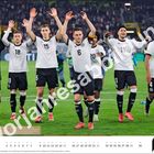 Kalender zeigt November, Spieler der deutschen Fußballmannschaft winken dem Publikum zu.