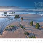 Text von Christian Morgenstern über das Meer. Küstenlandschaft mit alten Holzpfählen im Sand und im Wasser.