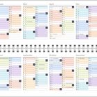 Kalender 2028 mit Monaten und Feiertagen in farbigen Kästchen, darunter Jahreszahl "2028".