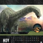 Text: "Apatosaurus", "NOV". Ein großer Dinosaurier vor einer Gebirgskulisse. Ovales Dinosaurier-Logo unten rechts.